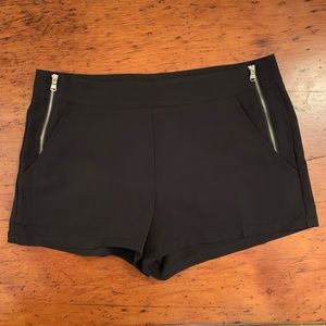 SUPER cute black shorts! XS